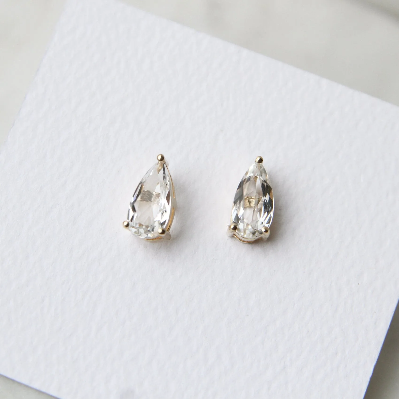 14k Yellow Gold Pear Shaped White Topaz Post