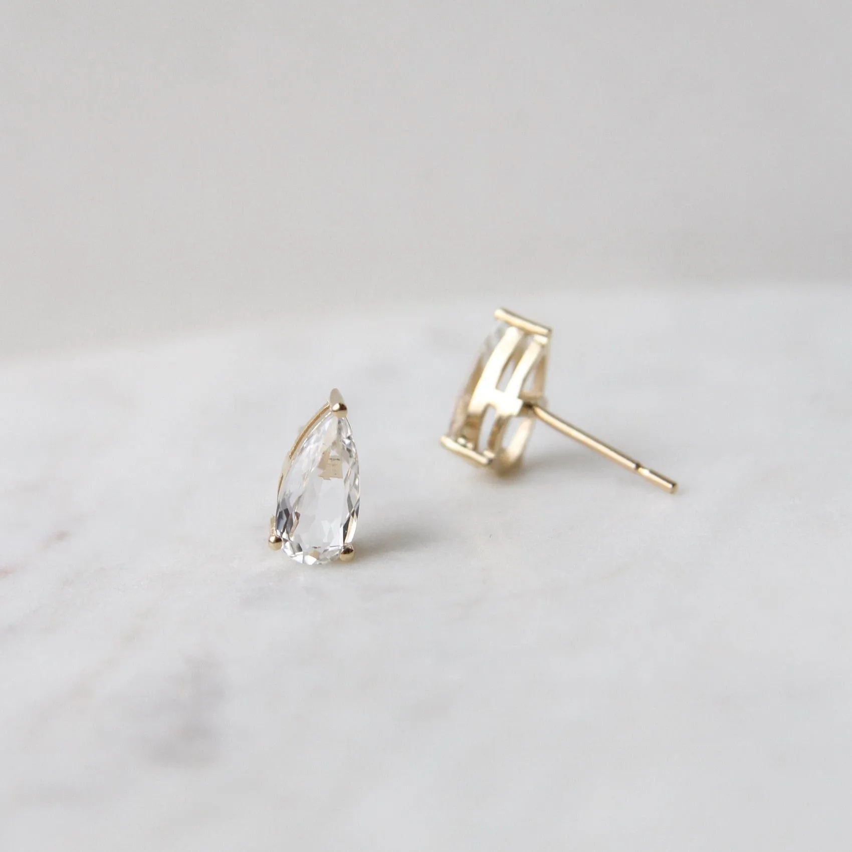 14k Yellow Gold Pear Shaped White Topaz Post