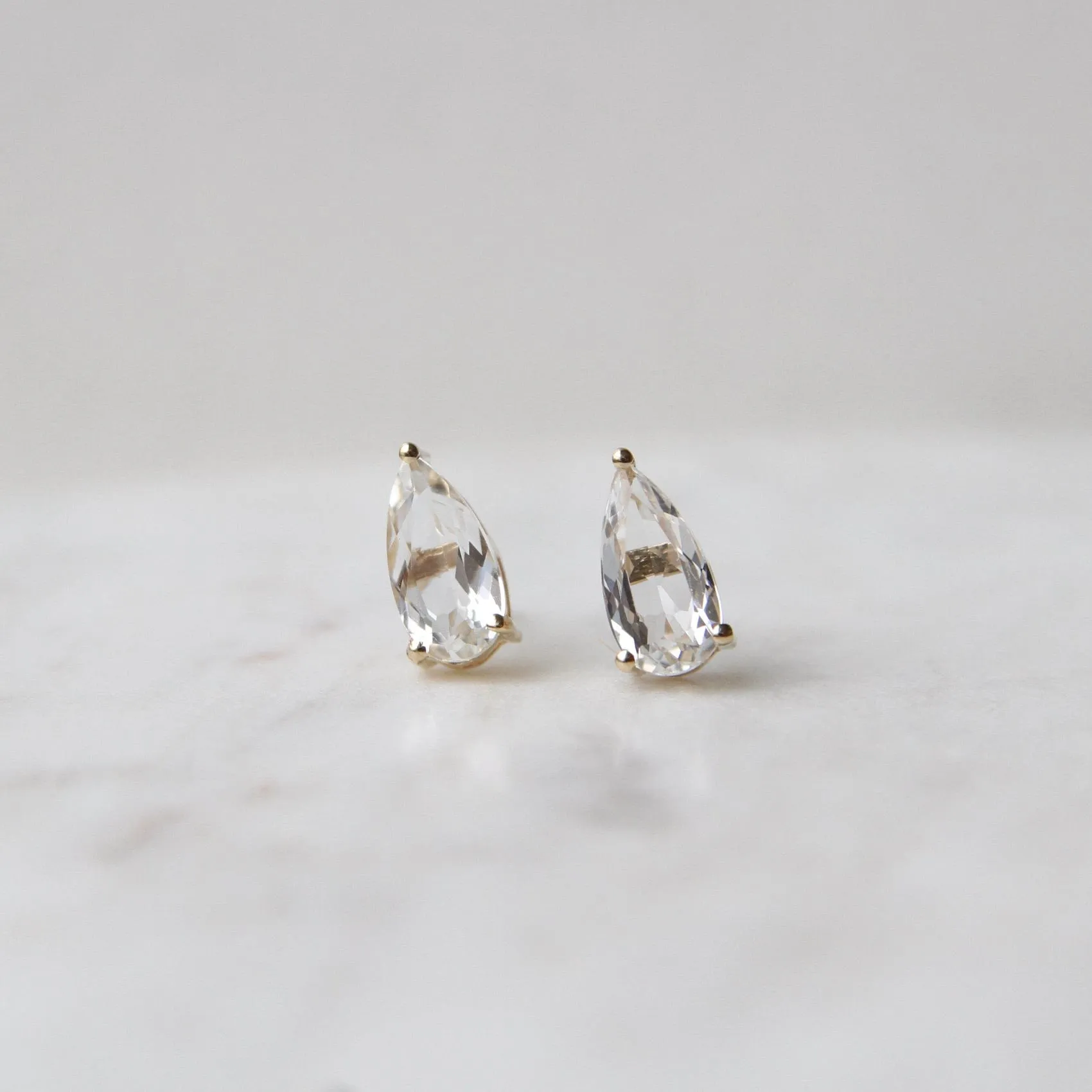 14k Yellow Gold Pear Shaped White Topaz Post