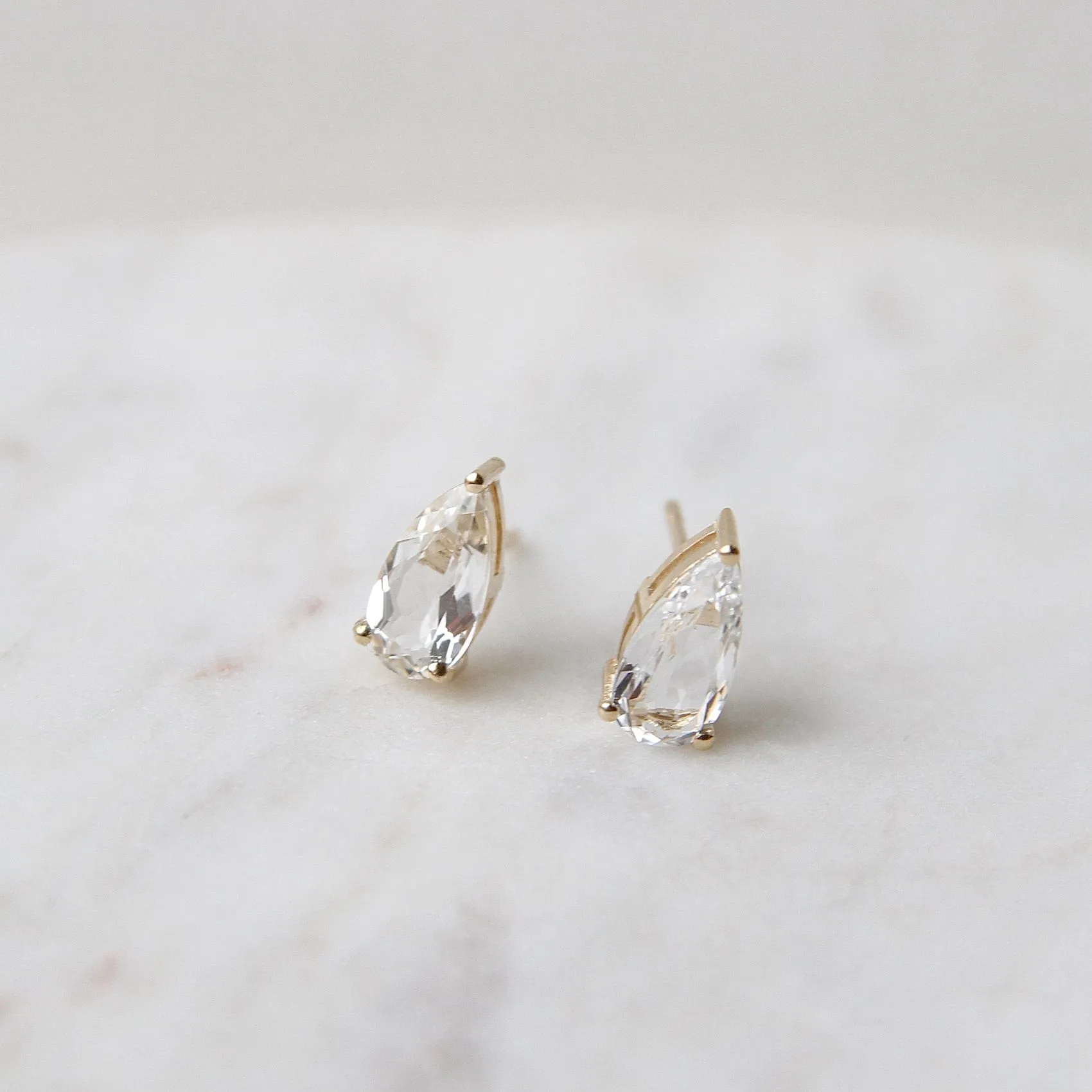 14k Yellow Gold Pear Shaped White Topaz Post